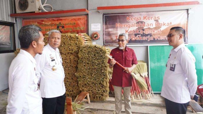 Irjen Razilu Apresiasi Kerajinan Sapu Glagah Milik Lapas Purwokerto