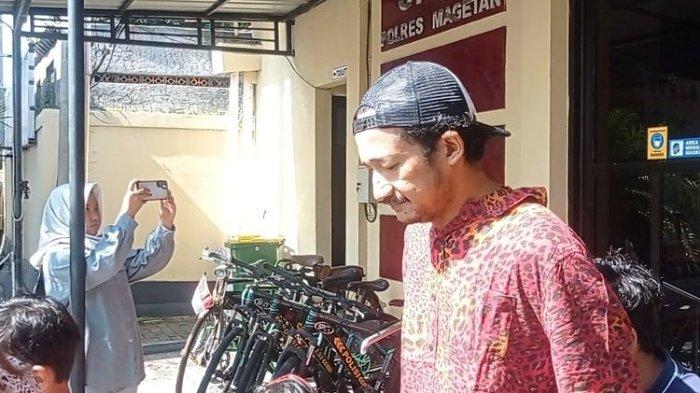 Isa Bajaj melaporkan dugaan kekerasan yang diterima anaknya saat bermain di alun alun Kabupaten Magetan. Anak Isa ditendang oleh pria yang mengenakan kacamata hingga menimbulkan luka berdarah pada bagian sensitif korban.