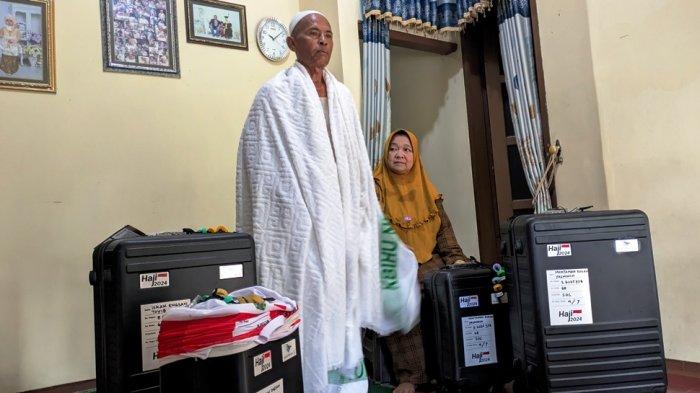 Iskan Engsan (61)  bersama istrinya Muntaham Rukam (58) calon jamaah haji kloter 68 Kabupaten Kudus, saat menceritakan perjuangannya untuk berangkat haji/Rezanda Akbar D.