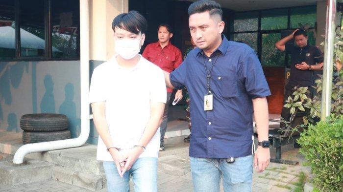 Ivan Sugianto, pengusaha yang menjadi sorotan menjadi sorotan setelah viral menyuruh siswa SMA Kristen Gloria 2 Surabaya, berinisial ET untuk bersujud dan menggonggong akhirnya menyerahkan diri.