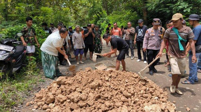 JALAN RUSAK - Suasana penggrosokan di jalan Cabak - Bleboh Kecamatan Jiken, yang sempat viral ditanami pohon pisang, Jumat (4/4/2025). Bupati Blora Arief Rohman hadir dalam droping 20 truk grosok tersebut.