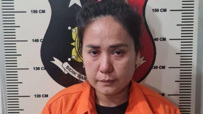 JBD, pelaku penganiayaan anak kandungnya dengan cara merantai leher saat berada di Polsek Bengkong, Batam.