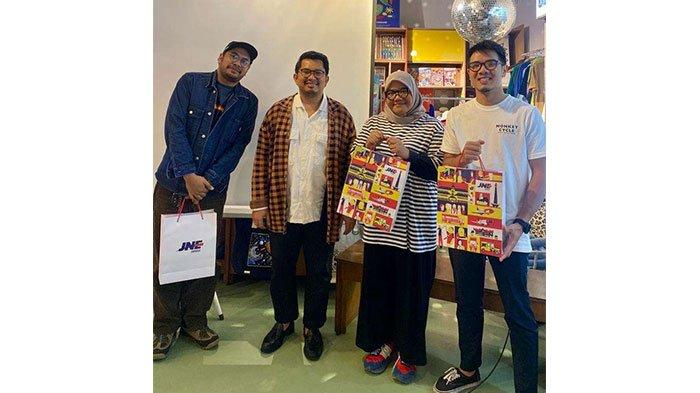 JNE berkolaborasi dengan Tab Space, sebuah organisasi sosial yang berbasis di Bandung yang memproduksi karya-karya seni yang dibuat oleh para seniman disabilitas.