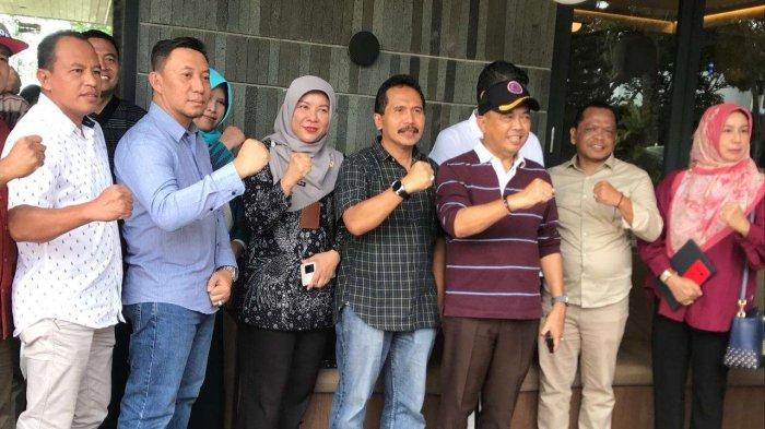 JUMPA PERS - PJ Bupati Jepara Edy Supriyanta didampingi oleh Sekda Jepara Edy Sujatmiko bersama jajarannya dan Direktur RSUD RA Kartini seusai melakukan pertemuan membahas Pembiayaan Kesehatan bagi warga miskin di Kabupaten Jepara. (TRIBUNJATENG/TITO ISNA UTAMA)