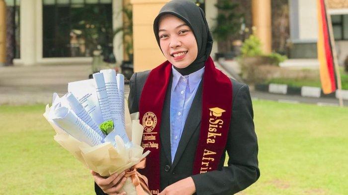 Jadi Calon Wisudawan UNP, Siska Afrina Korban Erupsi Marapi Bawa Selempang Kelulusan Saat Mendaki