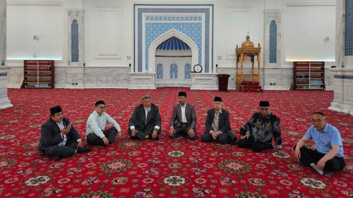 Jajaran Jengurus Pengelola (PP) Masjid Agung Jawa Tengah (MAJT) ketika kunjungan ke salahsatu masjid di China.