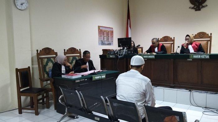 MEMBERIKAN TANGGAPAN - Jaksa Penuntut Umum (JPU) bacakan tanggapan eksepsi yang dilayangkan penasihat hukum terdakwa.
 