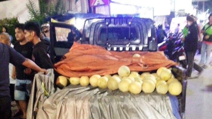 Pikap muatan melon menabrak dua mahasiswi asal Pekalongan hingga tewas saat menyeberang jalan di Jalan Raya Walisongo, sebelah barat Rumah Sakit Tugu, Kota Semarang, Senin (3/6/2024).