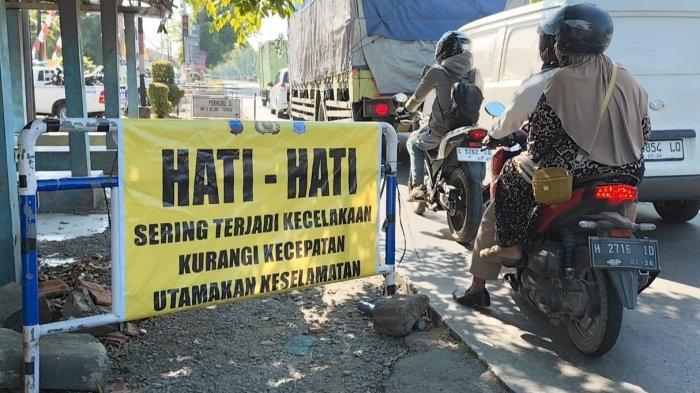 Jalur sisi kiri Pantura Kendal arah Semarang, lokasi mahasiswa UIN Walisongo Semarang tewas kecelakaan kini sudah dipasang pelang rambu tambahan oleh polisi, Senin (19/8/2024).