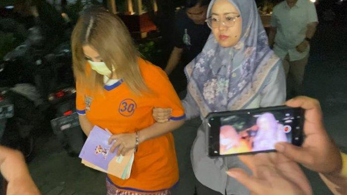 Direktorat Reserse Kriminal Umum (Dirreskrimum) Polda Jatim akhirnya menetapkan pemilik UD Sentoso Seal, Jan Hwa Diana sebagai tersangka, Kamis (22/5/2025).(KOMPAS.com/IZZATUN NAJIBAH)