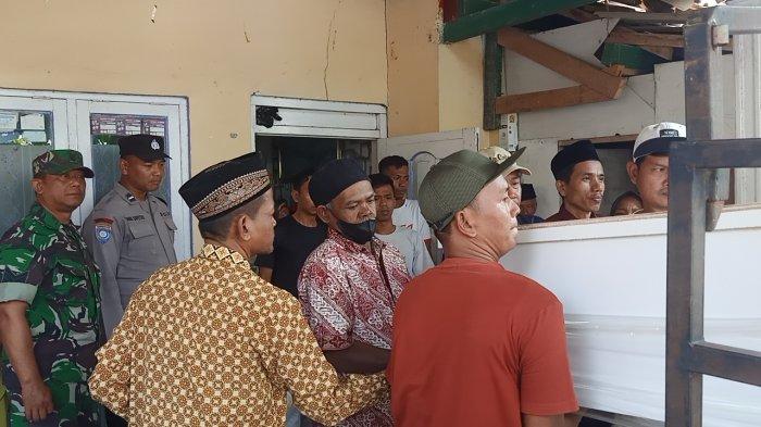 Jasad Rika Indriyeni (20) warga Dukuh Gombong RT 2 RW 8, Desa Bulakpelem, Kecamatan Sragi, Kabupaten Pekalongan, Jawa Tengah yang berseragam pramuka ditemukan di tambak Desa Blendung, Kecamatan Ulujami, Kabupaten Pemalang, Selasa (22/8/2023) hendak di makamkan ke TPU desa setempat.
