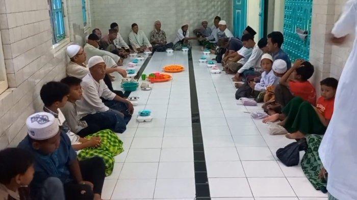 Jemaah dan masyarakat menunggu waktu berbuka puasa di Masjid Layur Semarang, Sabtu (16/3/2024).