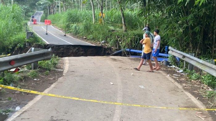 PUTUS TOTAL - Jembatan di Jalan Salam, Kelurahan Randuacir, Kecamatan Argomulyo, Kota Salatiga, ambrol sedalam sekitar tujuh meter pada Rabu (6/3/2024). Akibatnya, jalan penghubung antara Kota Salatiga dan Kabupaten Semarang tersebut putus total.