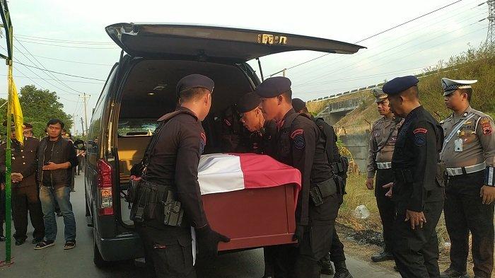 Jenazah Brigadir Setyo Herlambang tiba di rumah duka di dukuh Bojong, Sumber Agung, Weleri, Kabupaten Kendal, Sabtu (23/9/2023) sekira pukul 16.49 WIB.