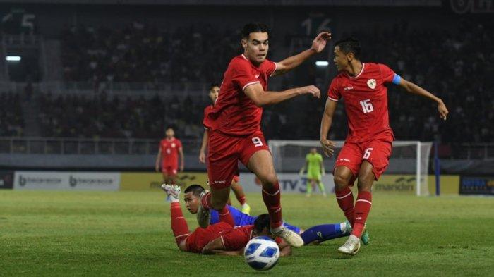 Aksi Jens Raven bersama Timnas U19 2024 saat hadapi Thailand di laga Final Piala AFF U19 2024 di Stadion GBT Surabaya, Senin (29/7/2024).