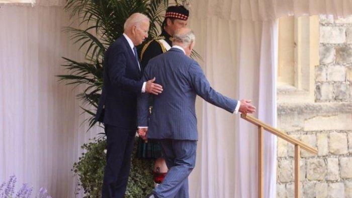 Joe Biden menyentuh punggung Raja Charles