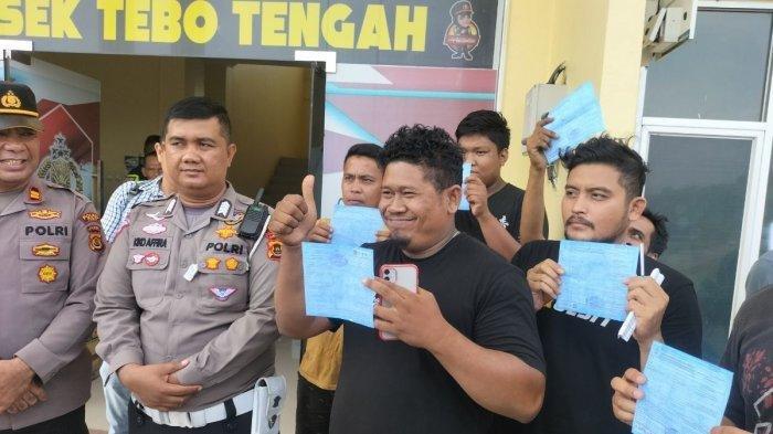 Joko Susilo, pemilik akun tiktok @wakdoyok252 membuat heboh jagat dunia maya. Pasalnya ia mengupload video di akun tiktoknya saat berada di Polsek Tebo Tengah hingga video tersebut viral.