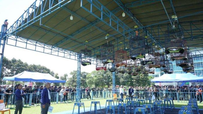 Juri menilai Lomba Burung 2023 di Gantangan Jl. Damar, Cilacap Utara