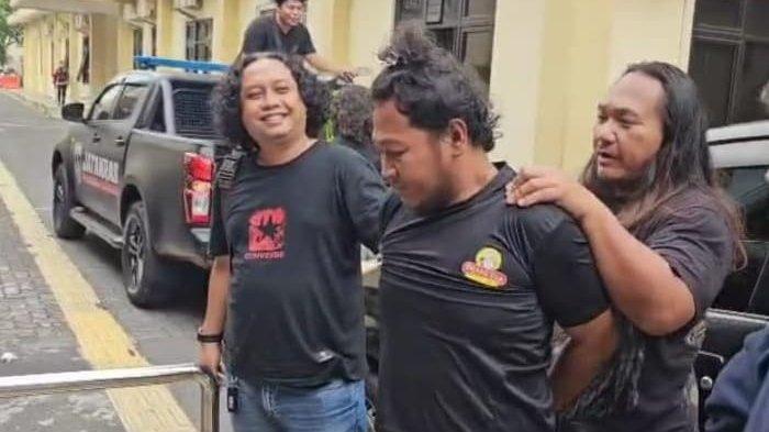KABUR KE SURABAYA - Tampang Aditya Dwi Nugraha tersangka yang menghabisi nyawa perempuan berinisial DNS (29) saat ditangkap polisi di Surabaya. Dia mengaku menghabisi korban karena sakit hati selepas bertransaksi open BO, Mapolrestabes Semarang, Selasa (10/6/2025).