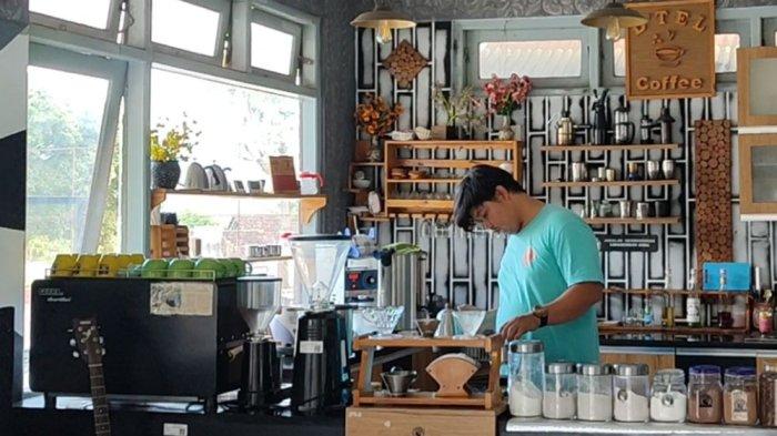 KAFE KARTINI - Kafe Kartini di Jl Kartini No 1-2, Jampirejo Tengah, Jampirejo, Kec. Temanggung, Kabupaten Temanggung mempekerjakan kaum disabilitas.