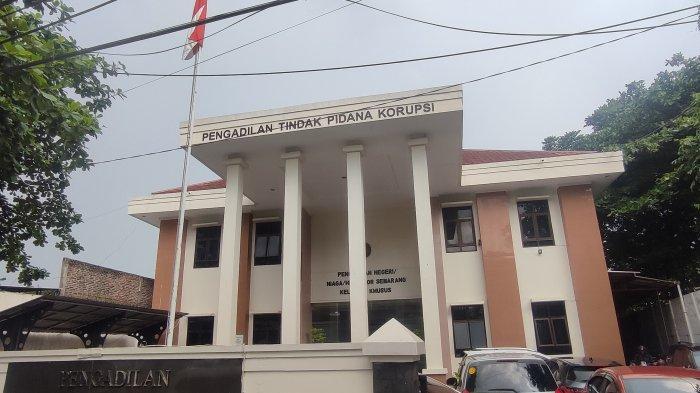 KASUS KORUPSI MBAK ITA - Rachmat Utama Djangkar didakwa melakukan penyuapan sebesar Rp1,7 miliar kepada mantan pelaksana tugas Wali Kota Semarang Hevearita G. Rahayu atau Mbak Ita dan suami Alwin Basri dalam kasus korupsi di lingkungan Pemkot Semarang. JPU membacakan tuntutan terhadap terdakwa Rachmat Utama Djangkar di gedung Tipikor Semarang, Rabu (28/5/2025).