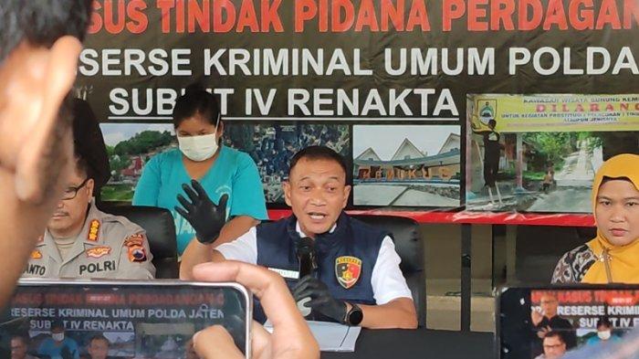 KASUS PERDAGANGAN ORANG -  Dirreskrimum Polda Jawa Tengah Kombes Dwi Subagio menerangkan kronologi kasus perdagangan orang yang menimpa warga Kota Semarang di Mapolda Jawa Tengah, Selasa (4/2/2025).  Di belakang Dwi, tampak tersangka Sutini yang memaksa korban AM bekerja sebagai PSK di kawasan Gunung Kemukus, Sragen.