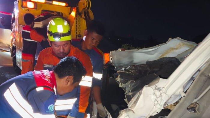 KECELAKAAN DI TOL - Petugas tol PBTR saat melakukan evakuasi korban kecelakaan di KM 320+500 jalur B arah Jakarta, pukul 18.10 WIB atau tepatnya di wilayah Ampelgading, Kabupaten Pemalang. Dari kejadian ini, satu orang meninggal dunia, satu orang luka berat, dan satu luka ringan.