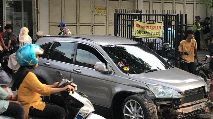 KECELAKAAN - Sebuah mobil Honda CRV dievakuasi setelah terlibat Kecelakaan di jalan Ahmad Yani Kelurahaan Pengkol, Kecamatan Jepara, Kabupaten Jepara, Jawa Tengah Kamis (15/5/2025).