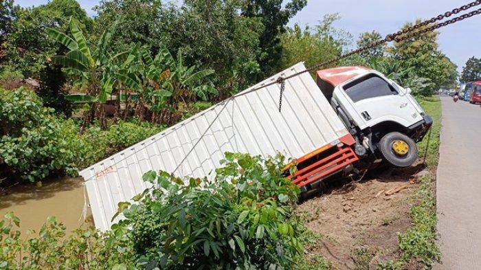 KECELAKAAN TRUK GROBOGAN: Kecelakaan tunggal truk kontainer terjadi di Jalan Purwodadi-Semarang, tepatnya di Desa Manggarmas, Godong, Grobogan, Selasa (18/2/2025) dini hari. Kecelakaan tersebut melibatkan truk bernomor polisi W 8139 QA yang mengangkut kecap.