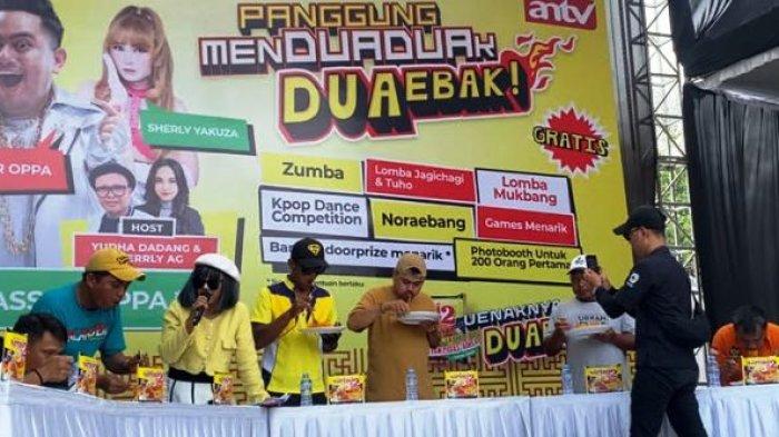 KESERUAN MUKBANG - Keseruan Lomba Mukbang Sarimi Isi 2 Ayam Pedas Ala Korea dalam acara Panggung Menduaduak Duaebak Sarimi Isi 2 di Lapangan Olah Raga Drh Soepardi, Mungkid, Kabupaten Magelang pada Minggu (3/11/2024).