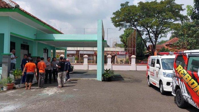 KORBAN KECELAKAAN LALU LINTAS. Suasana di Ruang Jenazah RSUD Karanganyar pada Sabtu (17/5/2025).