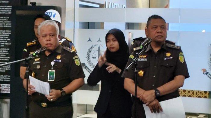 KORUPSI MINYAK MENTAH: Kejaksaan Agung menggelar konferensi pers terkait perkembangan penyidikan kasus dugaan korupsi tata kelola minyak mentah dan produksi kilang di PT Pertamina Persero, Senin (24/2/2025). Dalam kasus ini Kejagung menetapkan tujuh orang sebagai tersangka.