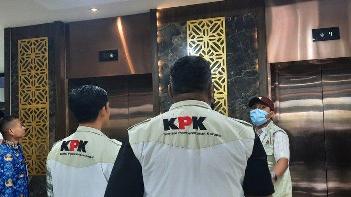 Petugas KPK memasuki ruang Kantor Balai Kota Semarang, Rabu (17/7/2024).