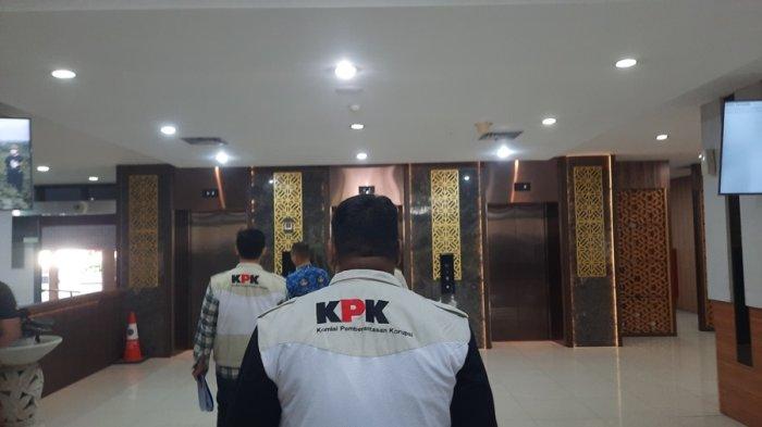 Petugas KPK berada di Kantor Balai Kota Semarang, Rabu (17/7/2024).