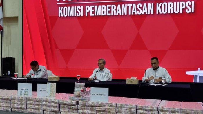 Komisi Pemberantasan Korupsi (KPK) memamerkan uang senilai ratusan miliar rupiah yang disita dari Gubernur Papua Lukas Enembe di gedung Juang KPK, Jakarta Selatan, Senin (26/6/2023).