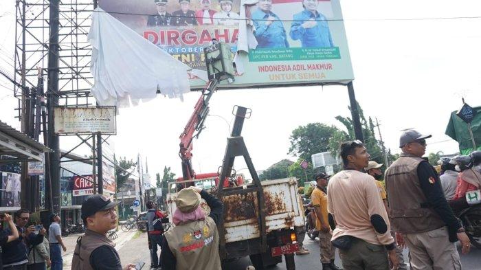KPU, Bawaslu, Dishub hingga Satpol PP saat melakukan pembersihan APK di Sepanjang Pantura Batang, Minggu (11/2/2024).