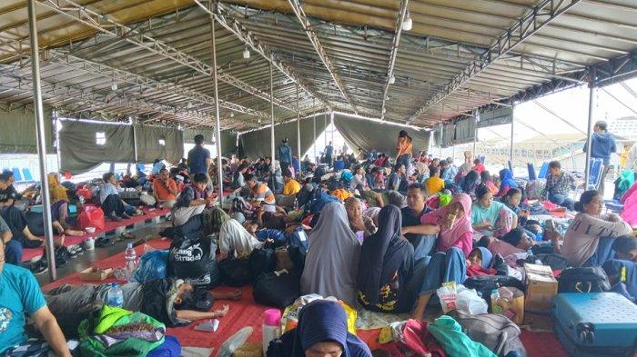 DIANGKUT KAPAL PERANG - Ribuan pemudik diangkut menggunakan KRI Banjarmasin 592. Mereka diberangkatkan dari Pelabuhan Tanjung Emas Semarang menuju Jakarta, Minggu (6/4/2025).