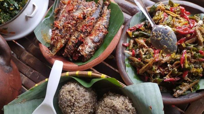KULINER LOKAL- Salah satu menu andalan makanan lokal tiwul dengan lauk sambal teri dan ikan laut di Pasar Rengrang Desa Dawuhan, Kecamatan Wanayasa, Banjarnegara
