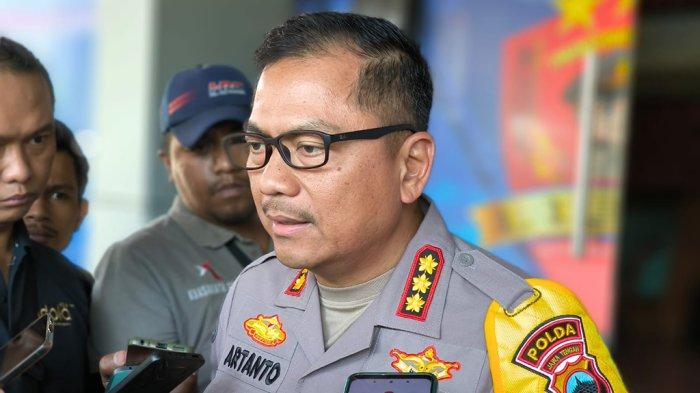 MEMBERIKAN KETERANGAN - Kabid Humas Polda Jateng, Kombes Pol Artanto sedang memberikan keterangan kepada awak media massa. Polda Jateng berjanji akan mengusut tuntas kasus pemerasan yang dilakukan oknum polisi di Kota Semarang.