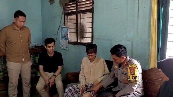 Kakek Bastian, driver ojol yang dibegal akhir pekan lalu menunjukkan kaki palsunya kepada Kapolresta Bandar Lampung Kombes Abdul Waras, Selasa (24/12/2024).