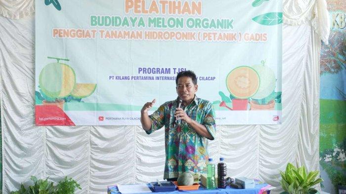 Kampung Berkualitas (KB) ‘Gadis’ Tegalreja binaan PT Kilang Pertamina Internasional (KPI) RU IV Cilacap mengadakan pelatihan budidaya melon organik di Jalan Murai, Kelurahan Tegalreja, Cilacap Selatan, Kamis (22/2/2024).