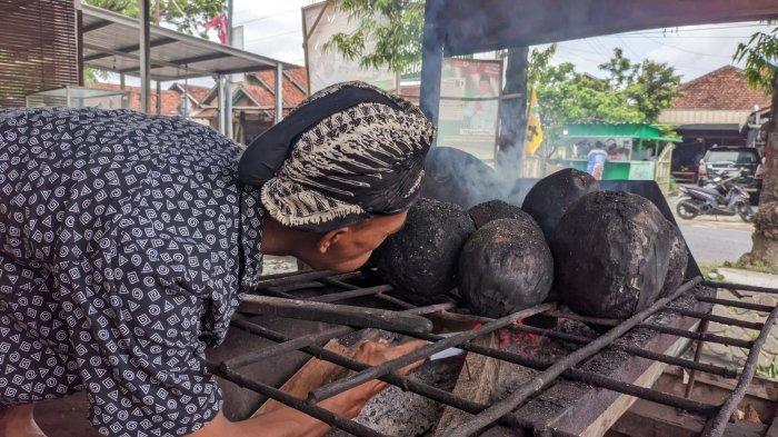 Kang Rus saat membakar degan bakar untuk pelanggan