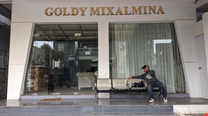 Kondisi Kantor Goldy Mixalmina Kudus usai ramai isu penggelapan dana calon jamaah umrah dan haji khusus di Kudus