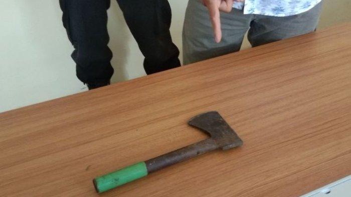 Kapak yang diduga digunakan K untuk melukai istrinya di Palihan, Borobudur, Kabupaten Magelang, Senin (15/4/2024).