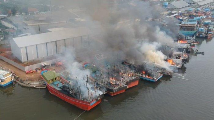 Kondisi kebakaran 13 kapal penangkap ikan di Dermaga Sepucung, Sungai Loji, Jalan Laksda Yos Sudarso, Kelurahan Panjang Wetan, Kecamatan Pekalongan Utara, Kota Pekalongan, pada Selasa (12/11/2024).