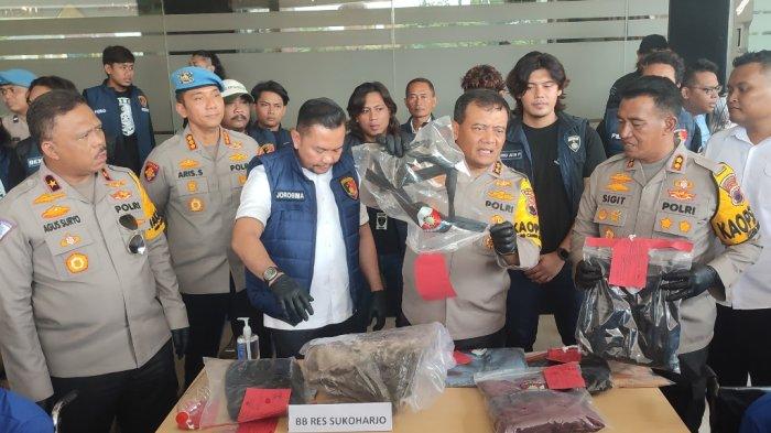 Kapolda Jateng Irjen Ahmad Luthfi menunjukan sabut silat yang digunakan Dwi untuk menjerat leher Serlina di konferensi pers, Mapolda Jateng, Kota Semarang, Rabu (24/4/2024).