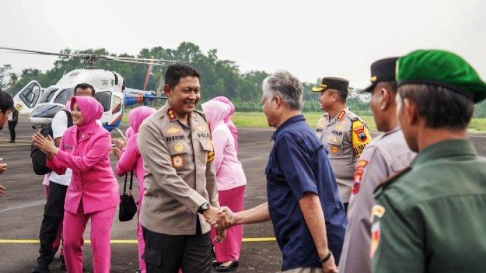 Guna memastikan kesiapan polres jajaran dalam pengamanan Pemilu Kepala Daerah (Pilkada) Serentak 2024 di Jawa Tengah, Kapolda Jateng Irjen Pol Ribut Hari Wibowo melakukan kunjungan kerja ke Polres Purworejo dan Polresta Cilacap, pada hari Kamis (14/11/2024) siang.