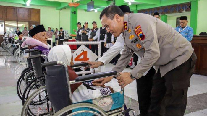 Kapolda Jateng Irjen Pol Ahmad Luthfi melakukan pengecekan calon Jamaah haji di Embarkasi Haji Donohudan Kabupaten Boyolali, Senin (27/5/2024).