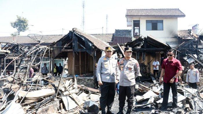 DOKUMENTASI Kapolda Jateng Irjen Pol Ahmad Luthfi mengunjungi lokasi Pasar Slogohimo Wonogiri yang terbakar. Polisi masih melakukan penyelidikan terhadap penyebab kebakaran tersebut, Jumat (29/9/2023).