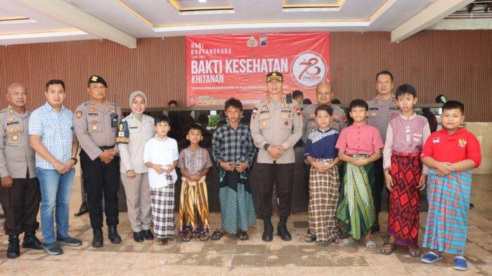 Kapolres Karanganyar, AKBP Jerrold Hendra Yosef Kumontoy bersama Anak-anak Ikuti Khitan Bhakti Kesehatan Dalam Rangka Hari Bhayangkara ke-78 di Karanganyar
